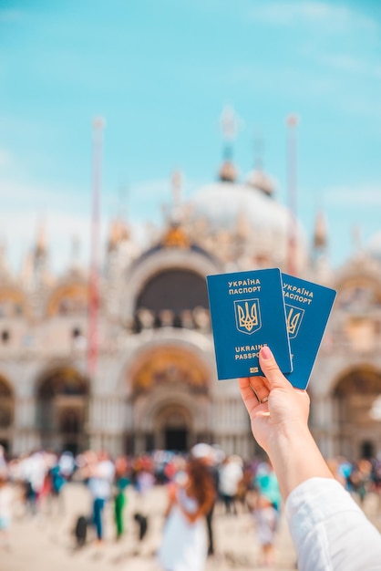 Hand met Oekraïense biometrische paspoorten reizen concept bewegingsvrijheid Italië Venetië