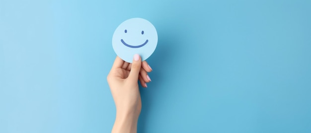 Hand met papier gesneden glimlach gezicht positief denken geestelijke gezondheid beoordeling wereld geestelijke gezondheid da
