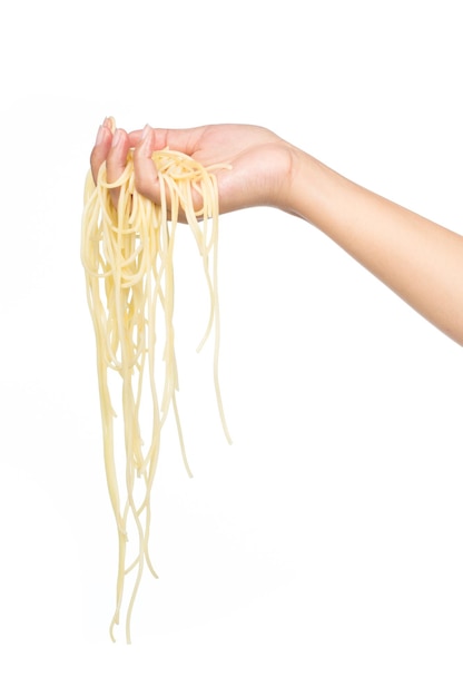 hand met pasta spaghetti in een schotel geïsoleerd op een witte achtergrond