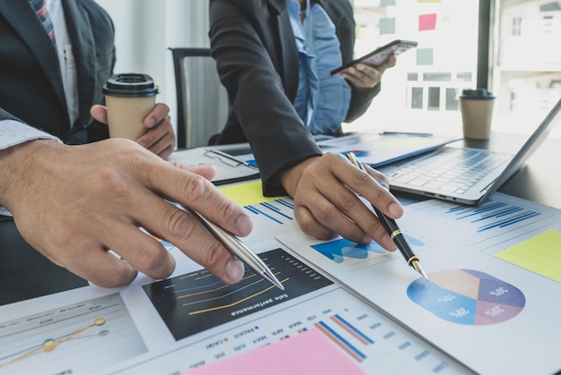 Hand met pen, zakenvrouwen en zakenlieden teamvergadering om strategieën te plannen om het bedrijfsinkomen te verhogen