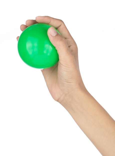 Hand met plastic bal speelgoed geïsoleerd op een witte achtergrond