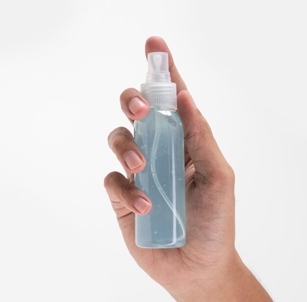 Hand met plastic fles handdesinfecterend middel