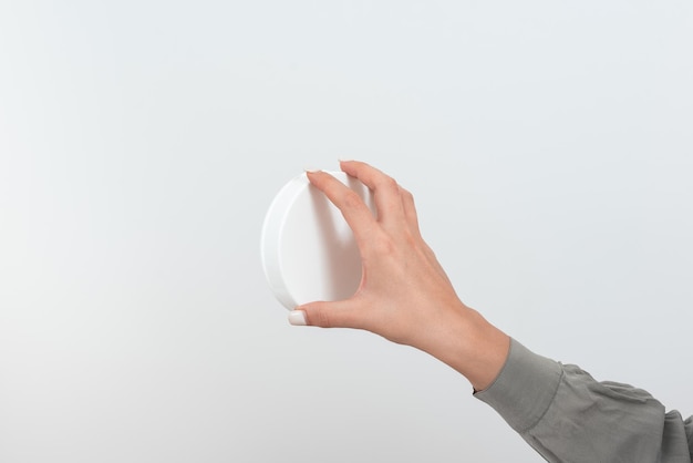 Hand met plastic hoes Ontgrendelen van nieuwe technologieën Handpalm met afdekdeel dat laat zien dat innovatieve virtuele ideeën worden opgelost