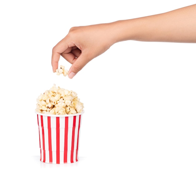 hand met Popcorn in gestreepte emmer geïsoleerd op een witte achtergrond