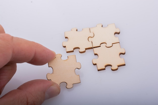 Hand met puzzelstukje als probleemoplossing