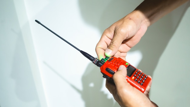 Foto hand met rode amateur-radio