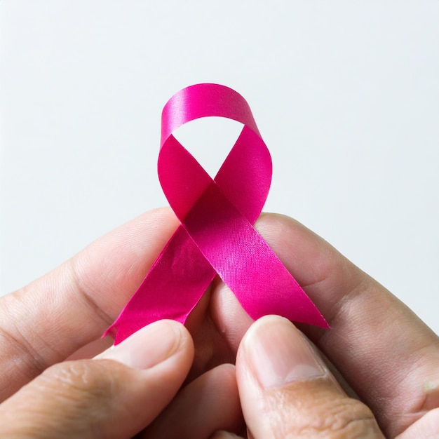 Hand met roze lint symbool van borstkanker