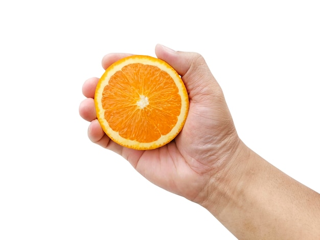 Hand met schijfje sinaasappel geïsoleerd op een witte achtergrond
