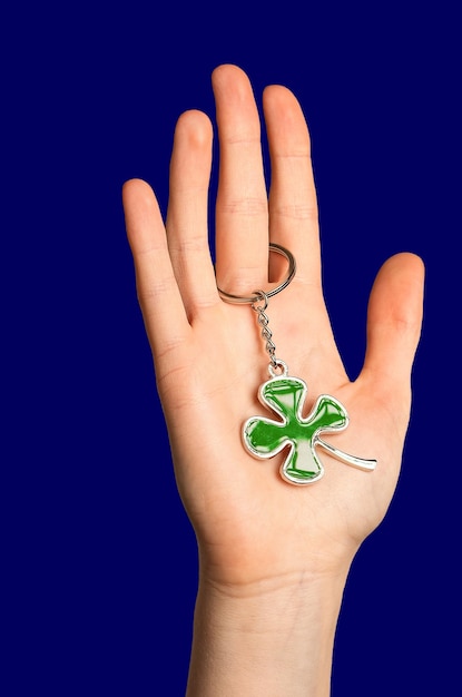 Hand met shamrock bladvormige trinket sleutelhanger speelgoed voor Saint Patrick dag