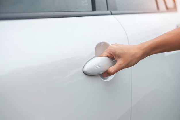 Foto hand met slimme autohandgreep en het openen van een deur transportreisservice en autoverhuurconcept