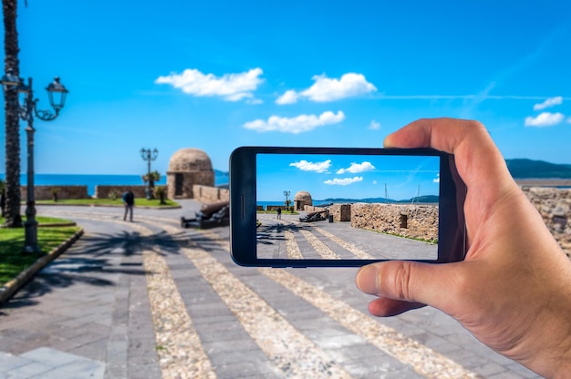 Hand met smartphone die foto's maakt op een zonnige dag