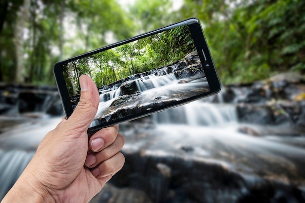 Hand met smartphone landschap aard achtergrond