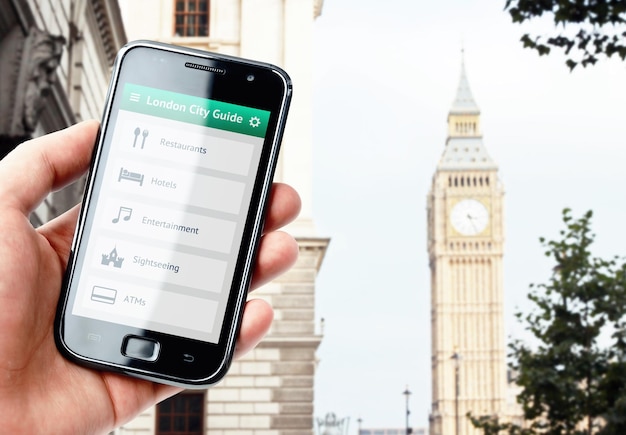 Hand met smartphone met stadsgids in Londen