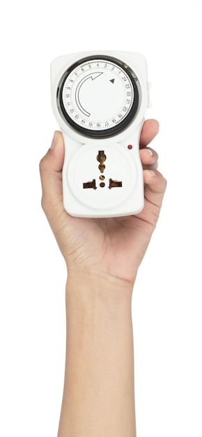 Hand met stopcontact met timer geïsoleerd op een witte achtergrond
