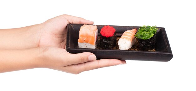 hand met sushi op een houten dienblad geïsoleerd op een witte achtergrond