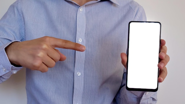 Hand met telefoon met leeg scherm