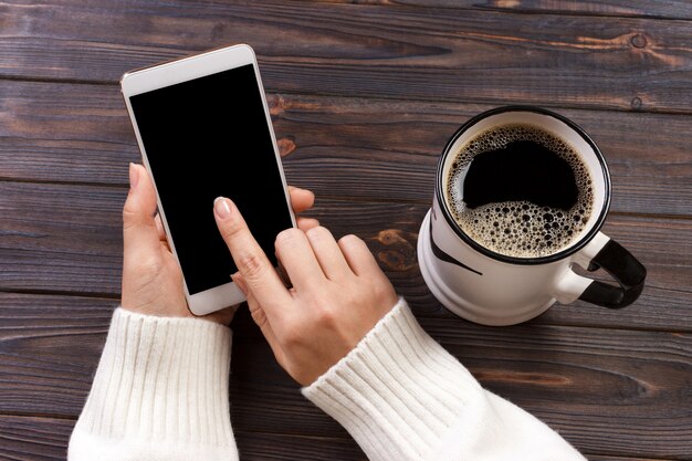 Hand met telefoon wit scherm op bovenaanzicht