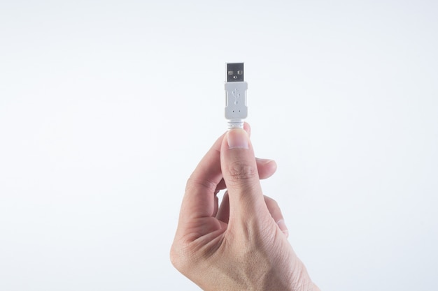 hand met USB op witte achtergrond