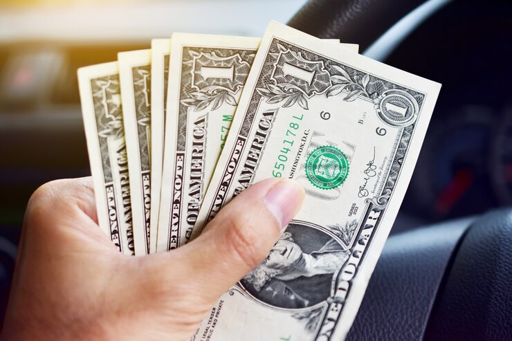 Foto hand met valuta geld amerikaanse dollar in de auto