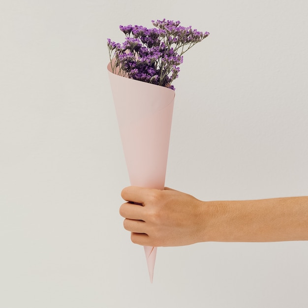 Hand met veld bloemen. Minimalisme Stijl details