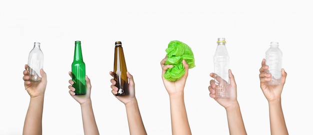 Hand met vuilnis van fles glas en fles plastic met plastic zak isoleren op witte achtergrond