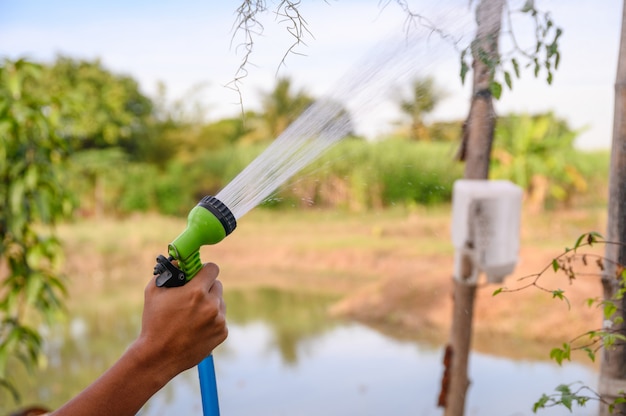 Hand met water sproeier met water