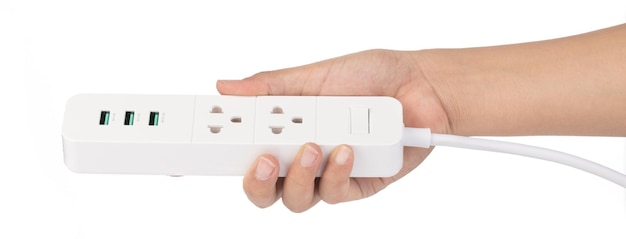 Hand met witte socket elektrische power bar 2 outlet met 3 USB op witte achtergrond