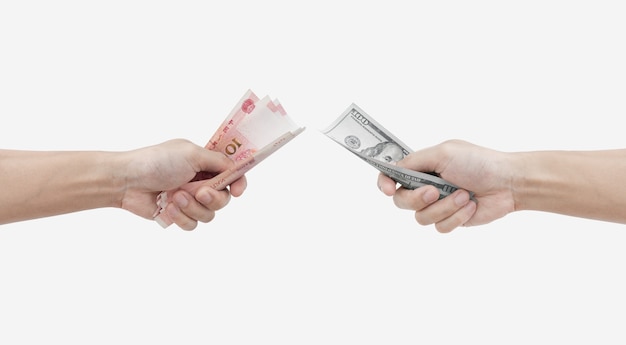 Foto hand met yuan en amerikaanse dollar bankbiljetten geïsoleerd op een witte achtergrond valutawissel