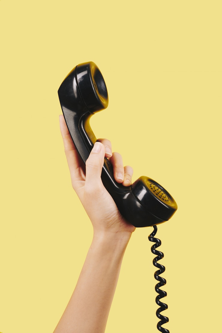 Foto hand met zwarte telefoonhoorn