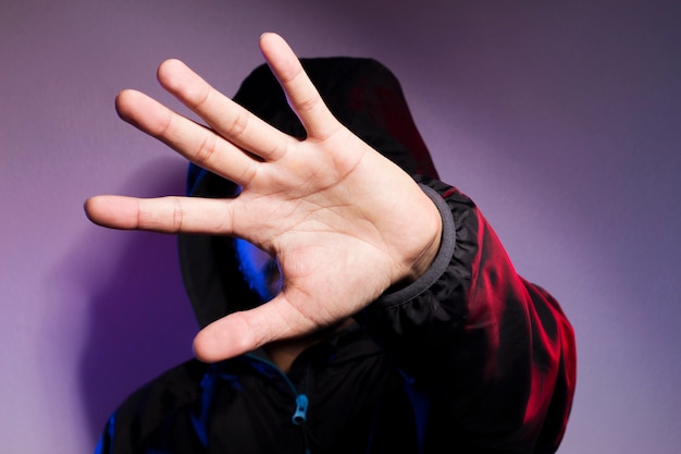 Photo hand of a mysterious man in hooded