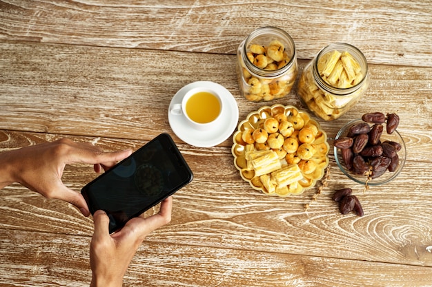 Hand nemen foto van snacks