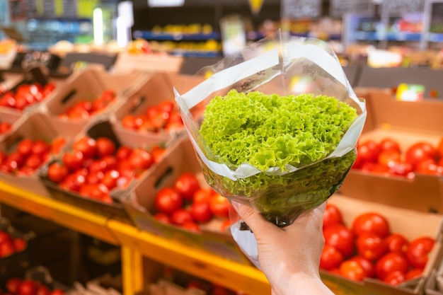 hand nemen van salade van de supermarkt plank kopiëren ruimte