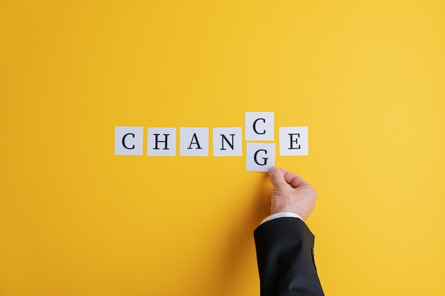 Фото Рука бизнесмена, меняющего слово «шанс на изменение», написано на бумаге.