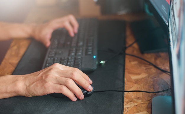 Hand op muis. Computer PC van het zakenmangebruik op nachttijd