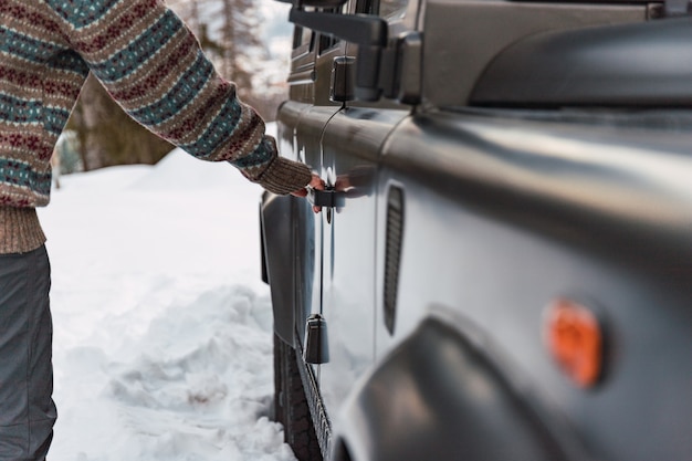 写真 オフロード車のドアを手で開く