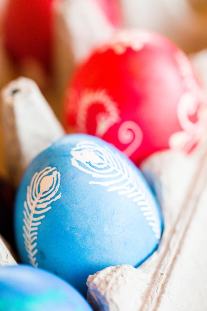 Фото Украинские пасхальные яйца расписаны вручную народным орнаментом методом воскового резиста.