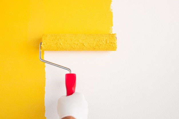 Hand painting wall with roller