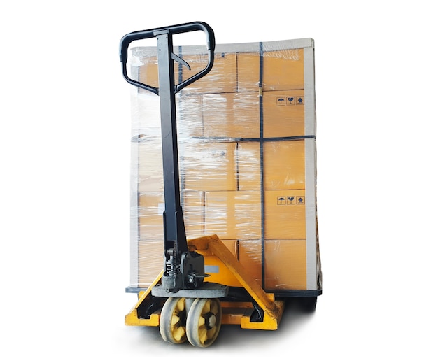 Ручная тележка для перевозки поддонов с пакетными коробками, изолированные на белом фоне, грузовые коробки для перевозки грузов