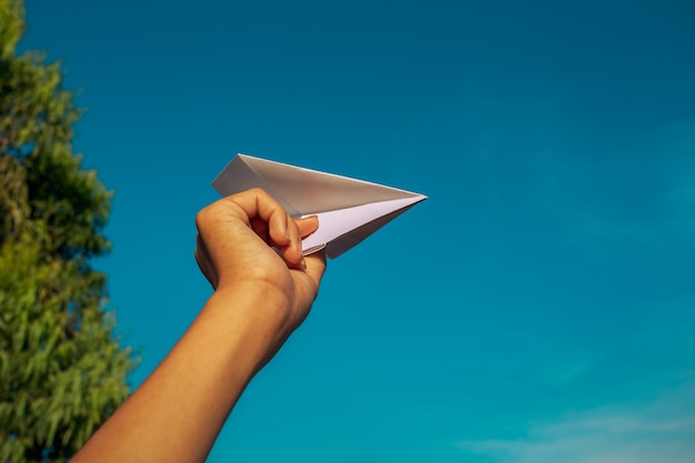 Foto aereo di carta e mano nel cielo