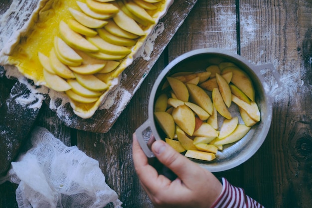 Foto la mano di una persona in cucina