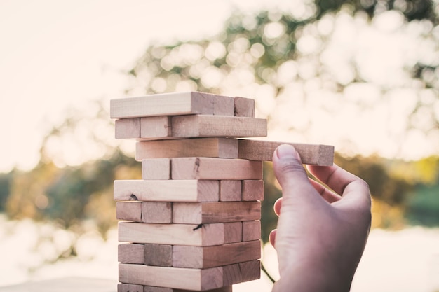 Foto mano di una persona che gioca a jenga