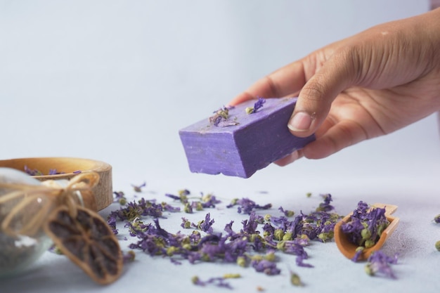 Foto hand pick zelfgemaakte natuurlijke zeep bar en lavendel bloem op tafel