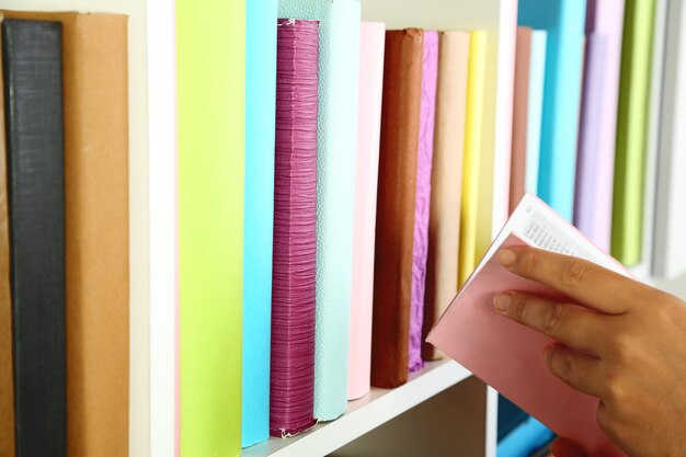 Foto libro di raccolta a mano in biblioteca