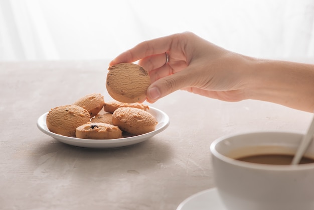 Biscotti raccolti a mano dal piatto