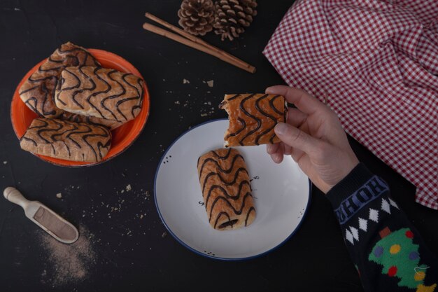 Raccolgo a mano un cioccolato napoletano dal tavolo