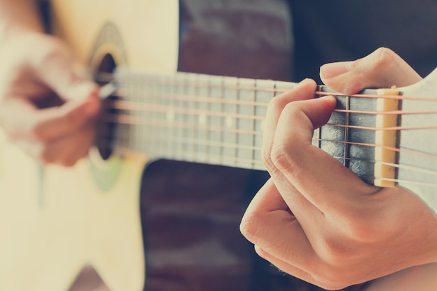 Suonare la chitarra a mano