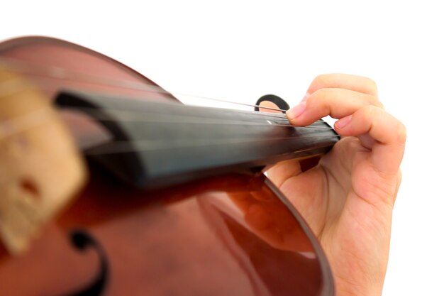 Foto mano giocando violino su sfondo bianco isolare