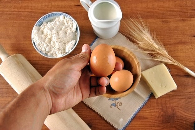 Hand plukken eieren en meel voor het koken