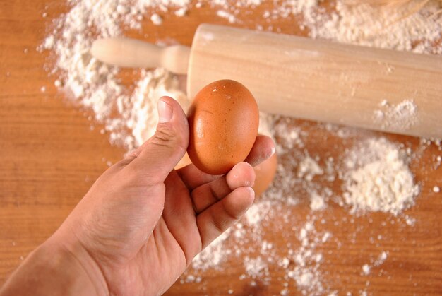 Hand plukken eieren en meel voor het koken