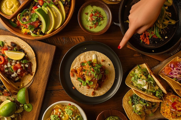 Photo hand pointing at blackboard amidst mexican food